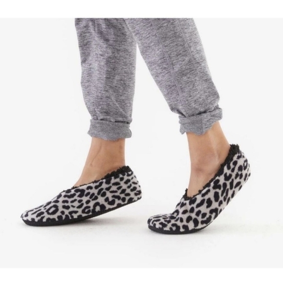 Fuzzy, Non-slip Leopard Print 🐆 Slippers by Isaac Mizrahi - Picture 2 of 10